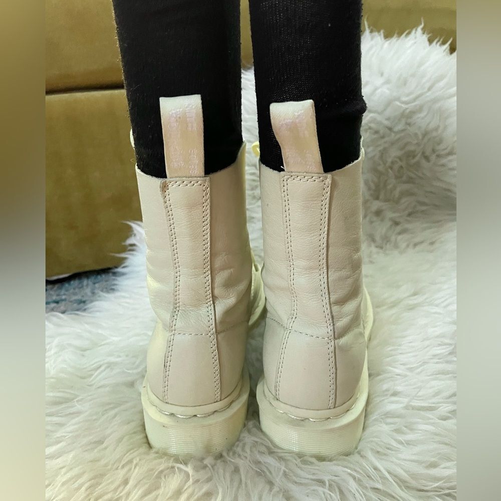 Dr. Martens Women's 1460 Pascal Mono Boot Cream Size 8 UK 6 EUC - Picture 3 of 8